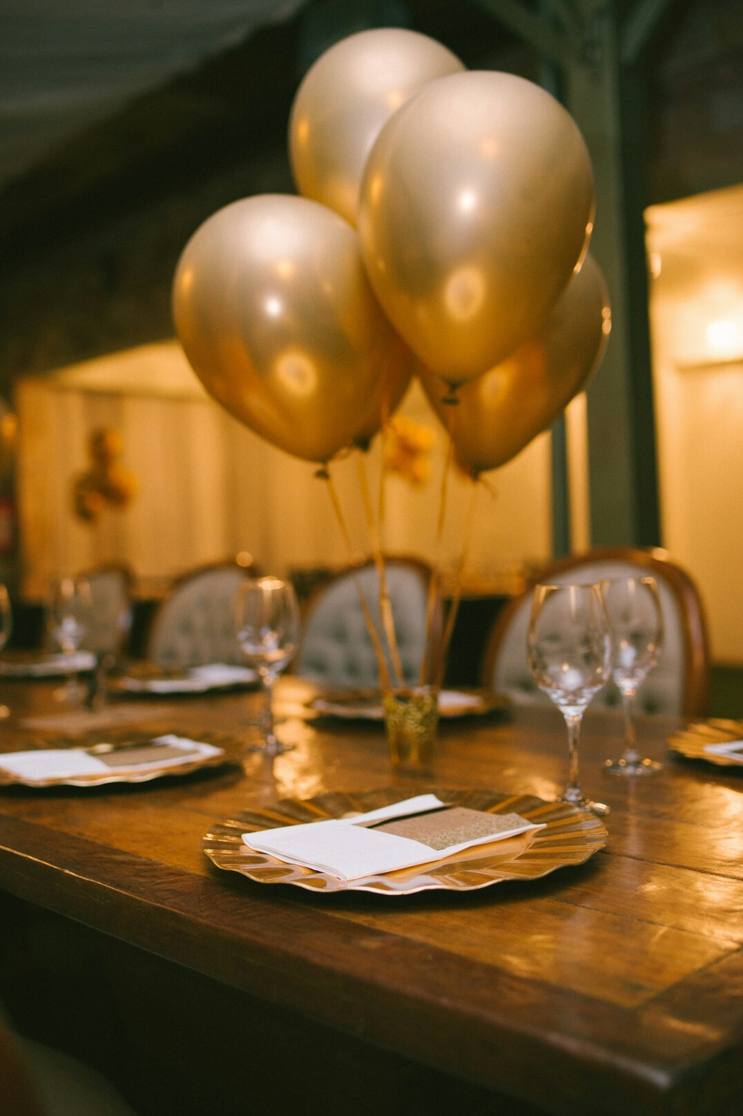 Elegant party table with golden decorations